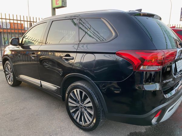 2018 Mitsubishi OUTLANDER 7 Seater SUV image