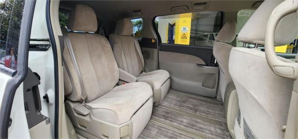 2006 Toyota Estima People Mover Hybrid X 1 image