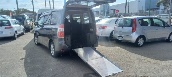 2007 Toyota Noah Wheelchair Accessible Welcab image