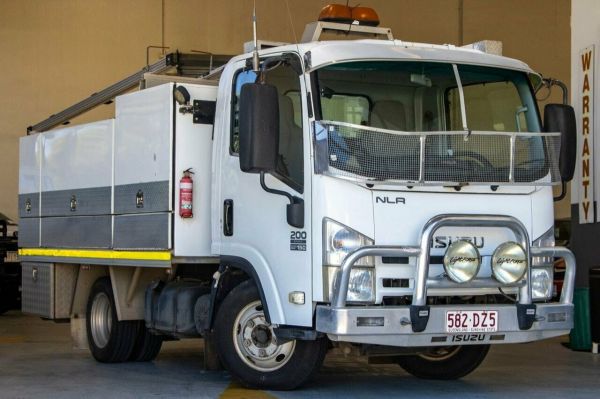2009 Isuzu NLR NLR SERIES White Truck 3.5l image