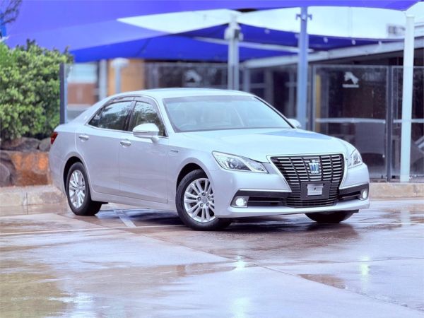 2013 Toyota Crown Sedan image