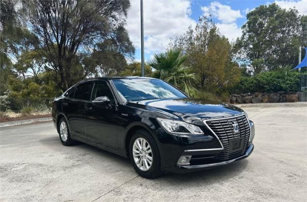 2015 Toyota Crown Sedan image