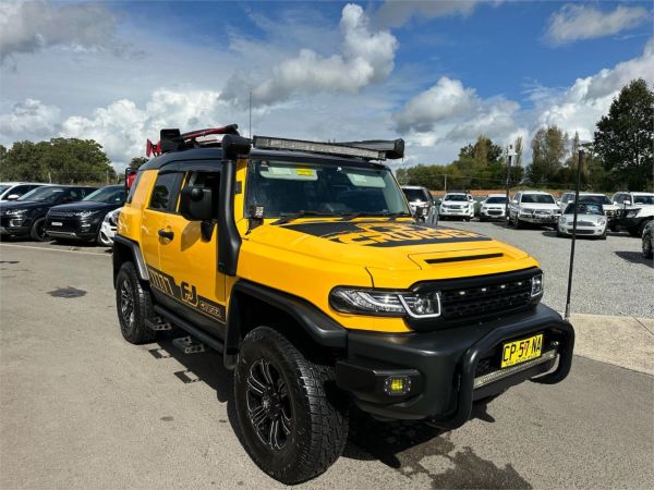 2011 Toyota FJ Cruiser Wagon GSJ15R image