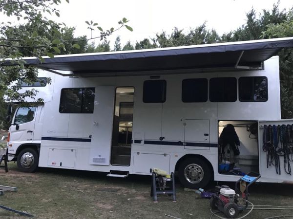 2015 HINO 500 series 1426 Medium Rigid WADE EQUINE SIGNATURE SERIES image