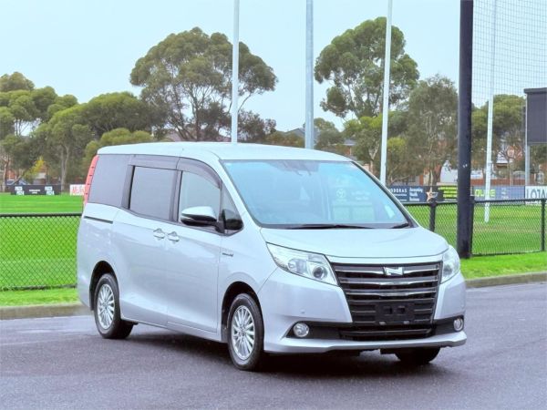 2017 Toyota Noah Van ZWR80 HYBRID X image