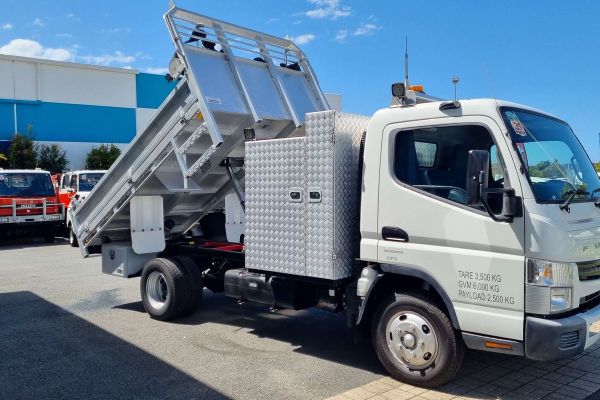 2016 Fuso Canter 615 4x2 MWB image