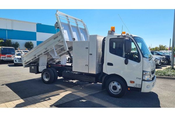 2017 Hino 300 Series 716 4x2 image
