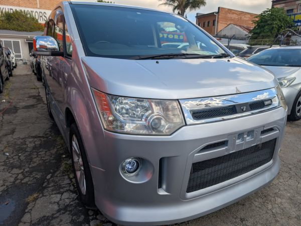 2011 MITSUBISHI DELICA D5 image