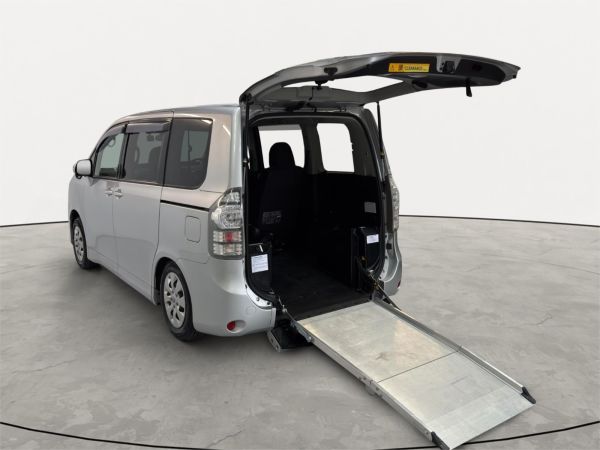 2013 Toyota Voxy People Mover image