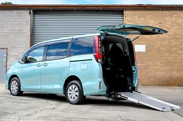 2016 Toyota Noah Wagon ZRR80 X  WELLCAB image