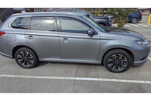 2018 Mitsubishi Outlander PHEV Exceed ZK image