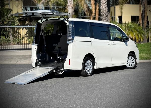 2017 Toyota Voxy Wagon ZRR80 Welcab image