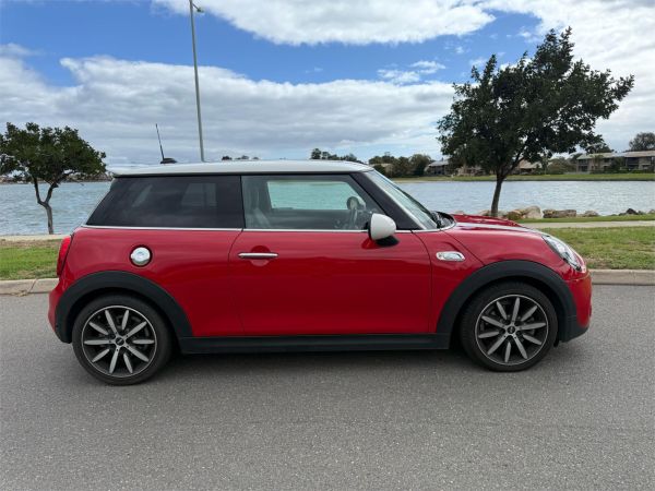 2018 MINI Hatch Hatchback F56 LCI Cooper S image