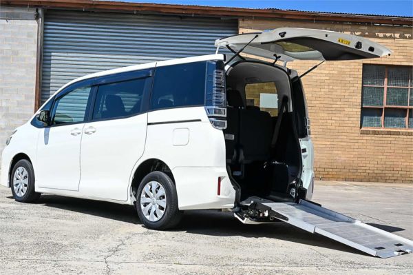 2018 Toyota Voxy Wagon ZRR80 Welcab image