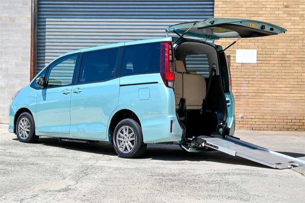 2014 Toyota Noah wagon ZRR80 Welcab image