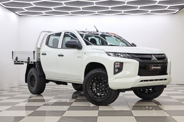 2022 Mitsubishi Triton CAB CHASSIS GLX DUAL CAB MR MY22 image