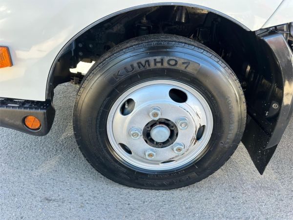 2018 Hino 300 Series Cab Chassis 617 image