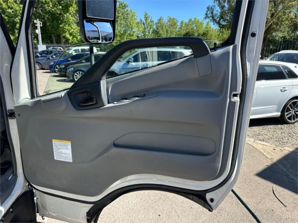 2018 Hino 300 Series Cab Chassis 617 image