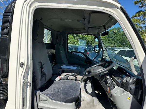 2018 Hino 300 Series Cab Chassis 617 image