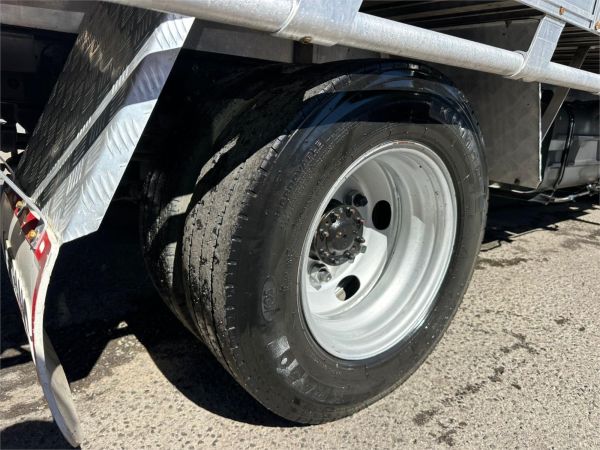 2018 Hino 300 Series Cab Chassis 617 image