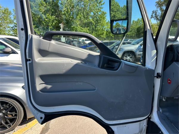 2018 Hino 300 Series Cab Chassis 617 image