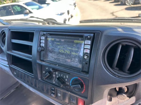 2018 Hino 300 Series Cab Chassis 617 image