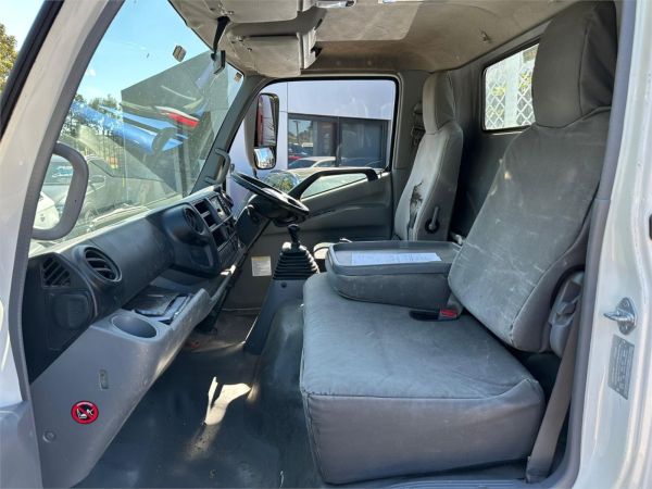 2018 Hino 300 Series Cab Chassis 617 image