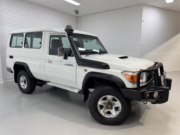 2013 TOYOTA LANDCRUISER TROOPCARRIER VDJ78R MY12 UPDATE GXL (4x4) image