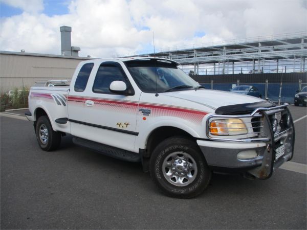 1999 Ford F250 Utility XLT image
