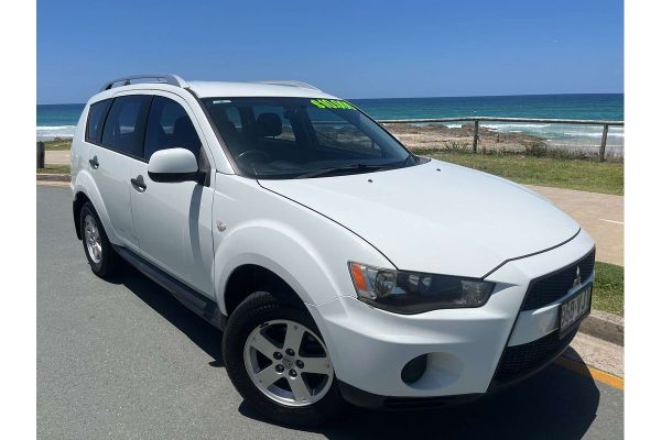 2010 Mitsubishi Outlander LS ZH image