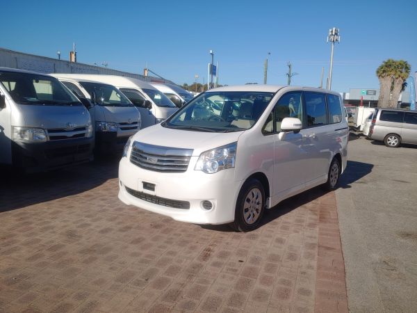 2013 Toyota Noah  low km Van image