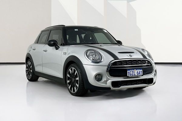 2015 MINI COOPER S F55 image