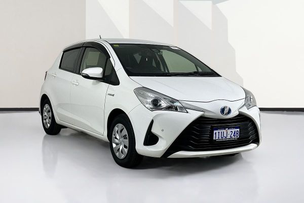 2018 Toyota VITZ F (HYBRID) NHP130 image