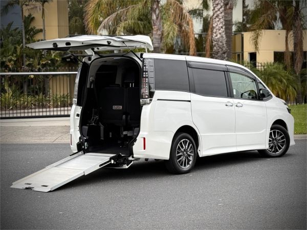 2016 Toyota Voxy Wagon ZRR80 Welcab image