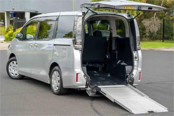 2015 Toyota Voxy Wagon ZRR80 Welcab image