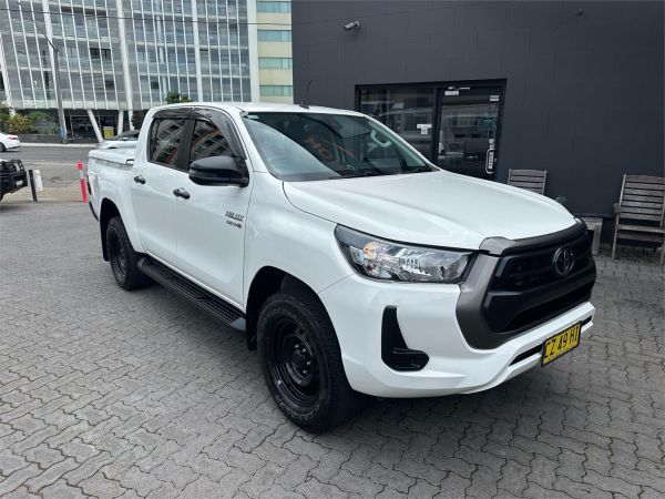 2020 TOYOTA HILUX DOUBLE CAB P/UP GUN126R FACELIFT SR (4x4) image