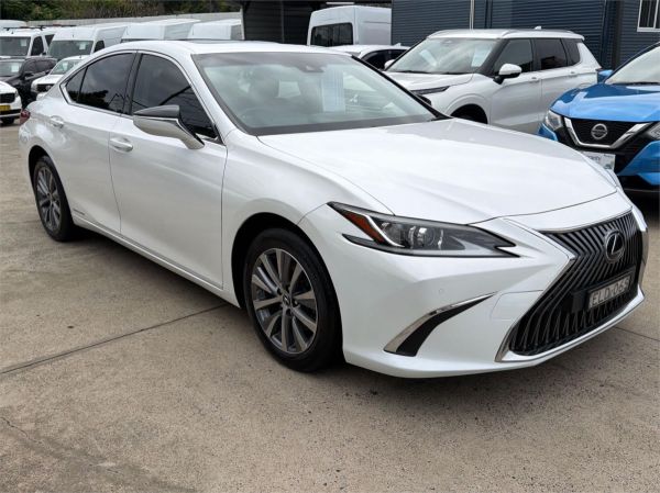 2020 Lexus ES Sedan AXZH10R ES300h Luxury image