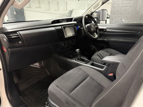 2018 TOYOTA HILUX X CAB C/CHAS GUN126R MY19 SR (4x4) image