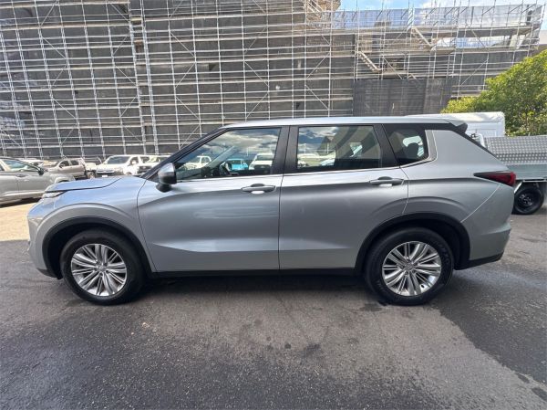 2022 MITSUBISHI OUTLANDER 4D WAGON ZM MY22.5 ES 7 SEAT (2WD) image