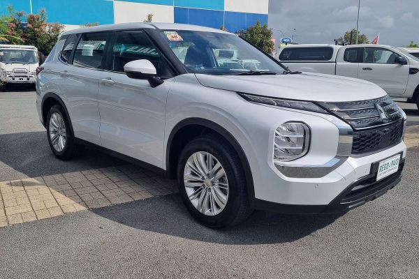 2024 Mitsubishi Outlander ES ZM image