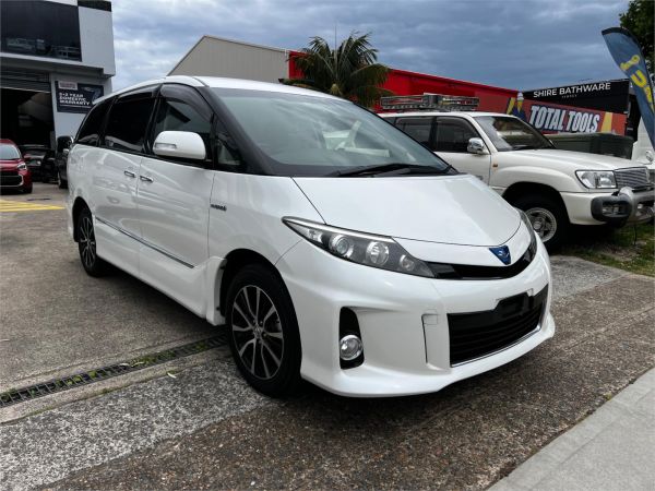 2015 Toyota Estima Wagon Aeras Hybrid image