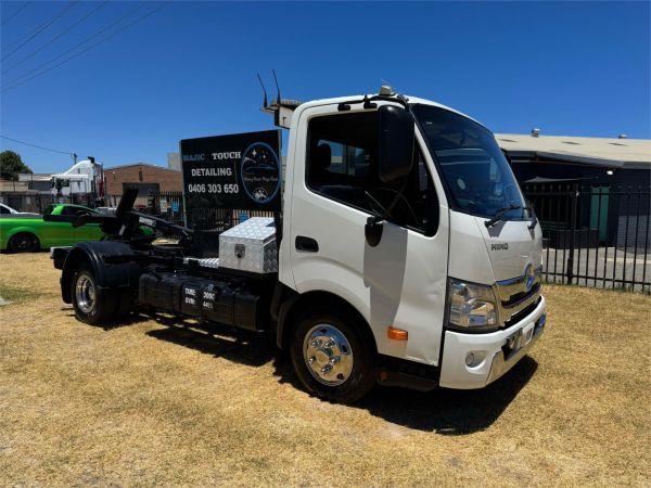 2015 HINO 616 Tow Truck 300 image