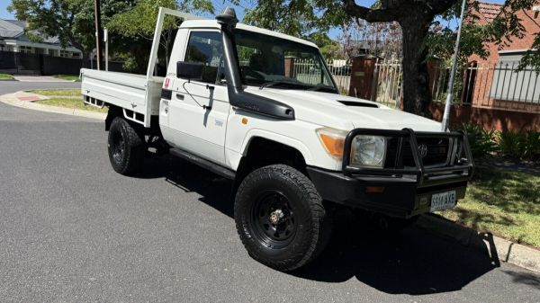 2010 Toyota Landcruiser VDJ79R 09 Upgrade Workmate (4x4) Vanilla White 5 Speed Manual Cab Chassis image