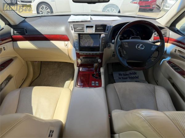 2010 Lexus LS460 Sedan USF45 4WD image