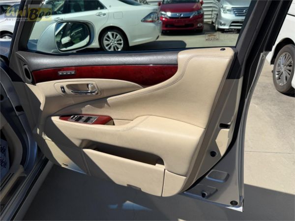 2010 Lexus LS460 Sedan USF45 4WD image