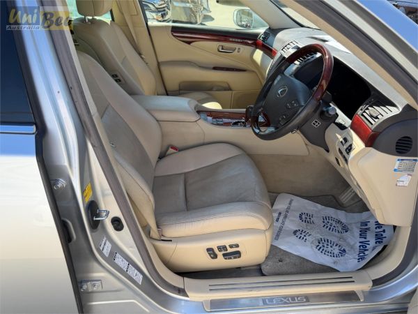 2010 Lexus LS460 Sedan USF45 4WD image