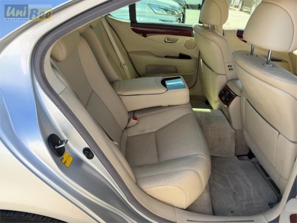 2010 Lexus LS460 Sedan USF45 4WD image
