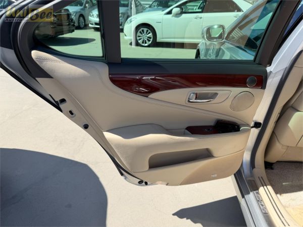 2010 Lexus LS460 Sedan USF45 4WD image