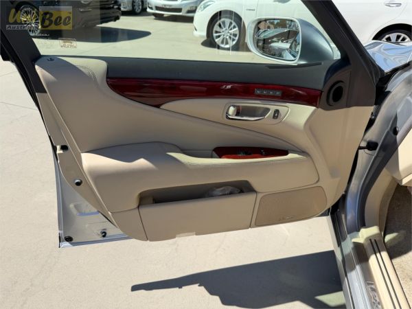 2010 Lexus LS460 Sedan USF45 4WD image
