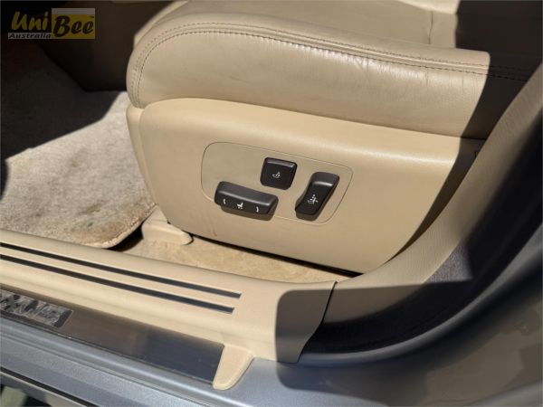 2010 Lexus LS460 Sedan USF45 4WD image